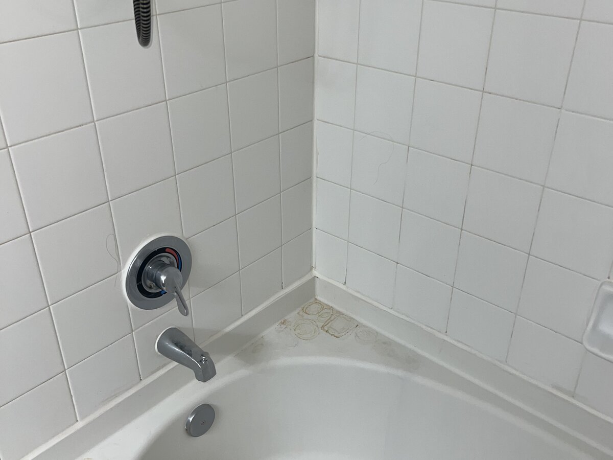 Bathtub before cleaning